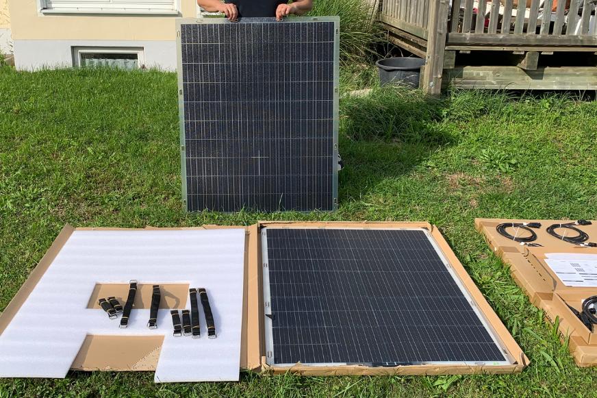  Balkonkraftwerk leichte und flexible Solarmodule ist im Test am Balkongeländer angebracht und die Panels werden optisch gezeigt.